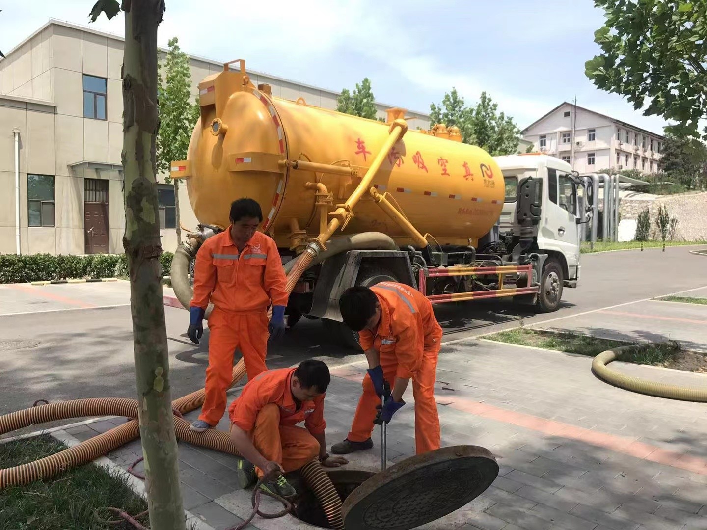 绿春管道疏通车停在窨井附近