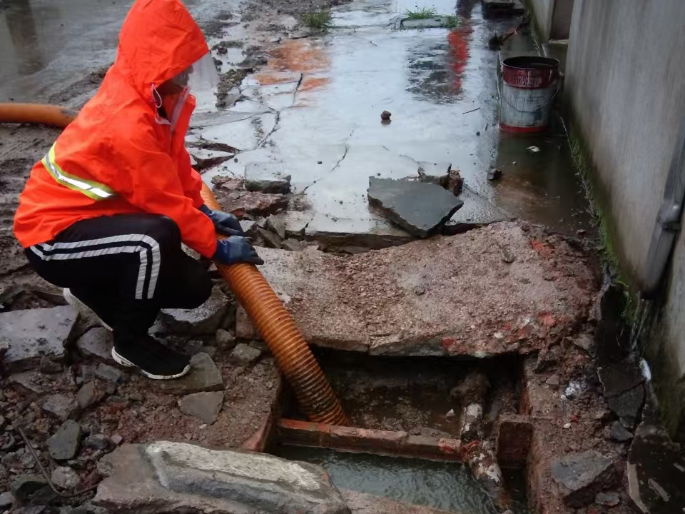 绿春专业清理污水池 炜誉市政以规范流程守护城市 “肠道”