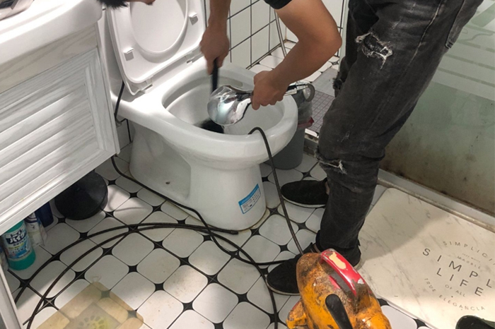 绿春马桶堵塞自己疏通还是找师傅?专业上门服务让你省时更省心